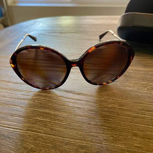 Gorgeous Coach sunglasses!!!This round brownish sunglasses is perfect for summer - Picture 6 of 8